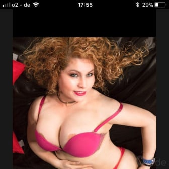 Hei&szlig;e Blondine mit Leidenschaft f&uuml;r N&auml;he