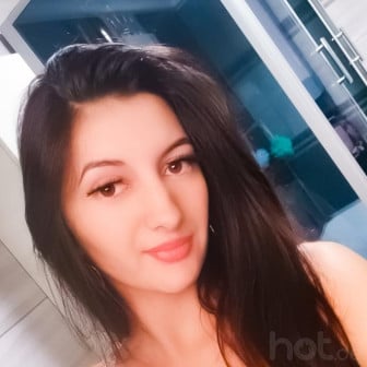 Junges schwarzhaariges Model mit viel Leidenschaft in Mainz-Kastel