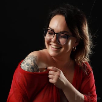 Br&uuml;nette C-Cup-Expertin (160 cm): Dessous, Kuscheln & vielseitiger Sex