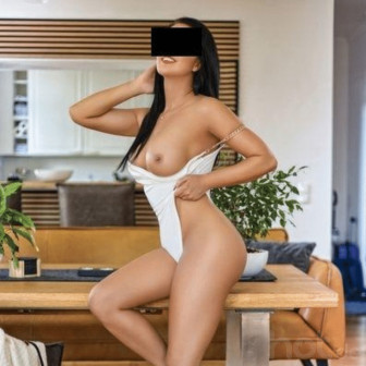 Ich streichle deinen K&ouml;rper mit meinen schwarzen Haaren und 75C Br&uuml;sten &ndash; willst du mehr?