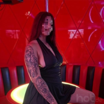 Tags&uuml;ber die elegante Lady auf High Heels, im Bett deine absolut versaute Hure