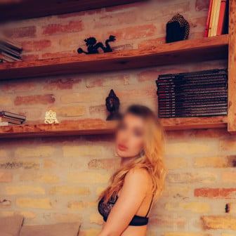 27 Jahre, 173cm, Naturbusen - Erotische Massage & Happy End