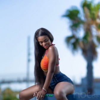 22 Jahre, Schwarzhaarig, 85D - Massage, Dreier & Escort